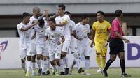 Pemain Persebaya Surabaya merayakan gol yang dicetak Oktafianus Fernando ke gawang Bhayangkara FC pada laga Shopee Liga 1 di Stadion Patriot Chandrabhaga, Bekasi, Sabtu (31/8). Persebaya menang 2-0 atas Bhayangkara. (Bola.com/Yoppy Renato)