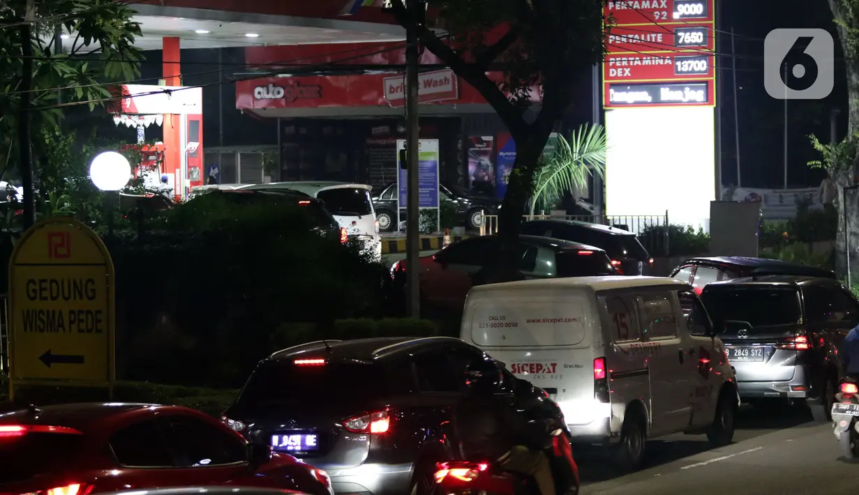 Sejumlah kendaraan antre untuk mengisi bahan bakar minyak (BBM) di SPBU Jalan MT Haryono, Jakarta, Kamis (31/3/2022). Harga BBM jenis Pertamax naik dari Rp 9.000 menjadi Rp 12.500 mulai 1 April 2022 pukul 00.00. (Liputan6.com/Helmi Fithriansyah)