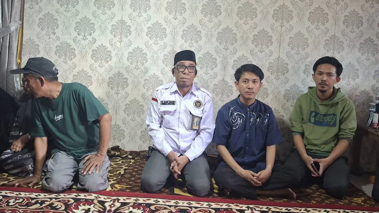 Kepala Kantor Kementerian Haji dan Umrah Kabupaten Gowa, Alim Bahri, turut hadir langsung melayat ke rumah duka calon jemaah haji wafat di Madinah