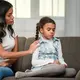 Dalam proses tumbuh kembang anak, orangtua sering berada di posisi serba salah. Ingin membantu agar anak tidak gagal, tetapi juga ingin mereka belajar mandiri dan percaya diri. (foto/dok: freepik)