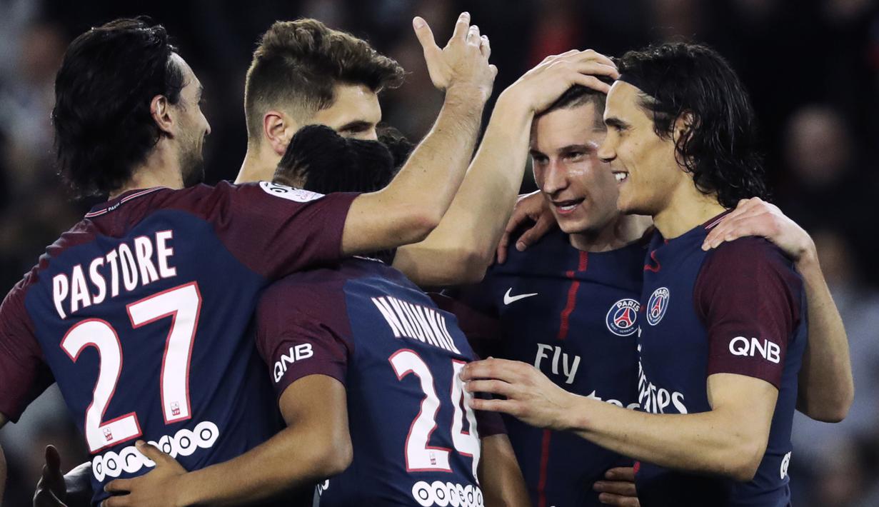 Para pemain PSG merayakan gol yang dicetak Julian Draxler ke gawang AS Monaco pada laga Ligue 1 di Stadion Parc des Princes, Prancis, Minggu (15/4/2018). PSG menang 7-1 atas Monaco. (AFP/Thomas Samson)