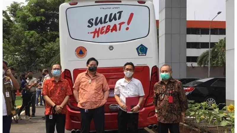 Bantuan senilai Rp4,2 miliar ini diserahkan perwakilan Rajawali Foundation yakni Rudi dan Satrio kepada Kepala BPBD Sulut Joy Oroh.