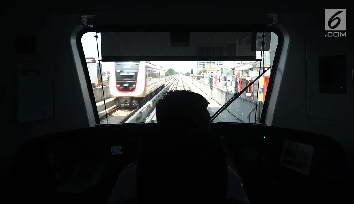 Pemandangan dari ruang masinis saat berlangsungnya uji coba moda transportasi kereta ringan atau light rail transit (LRT) di Jakarta, Selasa (11/6/2019). Bagi Anda yang ingin mengikuti uji coba ini harus lebih dulu mendaftar melalui website www.lrtjakarta.co.id. (merdeka.com/Imam Buhori)