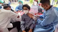 Seorang santri mendapatkan suntik vaksin yang digelar oleh BIN di Pondok Pesantren Hidayatullah Balikpapan.