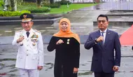 Khofifah Indar Parawansa menerima anugerah tanda kehormatan Satyalancana Karya Bhakti Praja Nugraha dari Presiden Jokowi. (Dian Kurniawan/Liputan6.com)