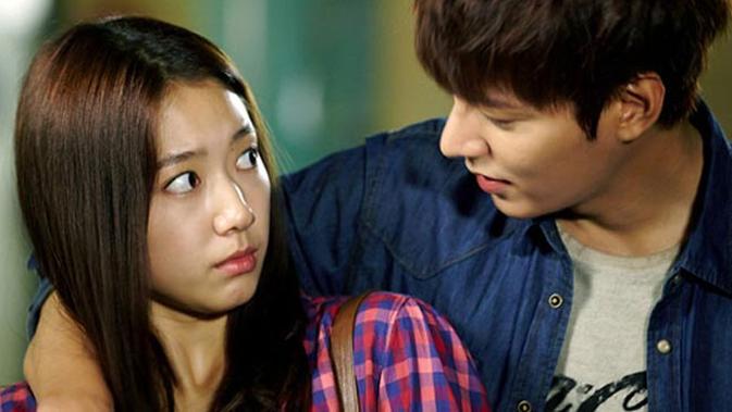 Lee Min Ho Dan Park Shin Hye Saling Jatuh Cinta Showbiz