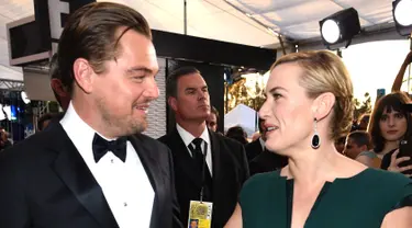 Aktor Leonardo DiCaprio (kiri) dan Kate Winslet menghadiri ajang penghargaan Screen Actors Guild Awards (SAG) 2016 di Los Angeles, California, 30 Januari 2016. (Dimitrios Kambouris/Getty Images untuk Turner/AFP)