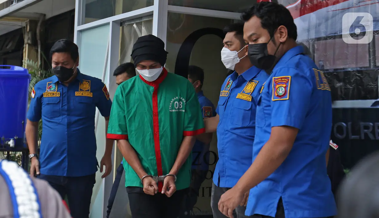 Musisi Erdian Aji Prihartanto alias Anji dihadirkan saat konferensi pers rilis pengungkapan kasus narkoba di Polres Metro Jakarta Barat, Jakarta, Rabu (16/6/2021). Anji ditangkap pada 11 Juni 2021 di wilayah Cibubur, Jakarta Timur. (Liputan6.com/Herman Zakharia)