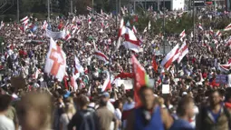Pendukung oposisi Belarusia berunjuk rasa di Minsk, Belarusia, Minggu (30/8/2020). Puluhan ribu demonstran berkumpul untuk menuntut agar Presiden Belarusia Alexander Lukashenko mengundurkan diri. (AP Photo)