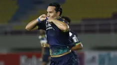 Selebrasi pemain Persib Bandung, Ezra Walian usai mencetak gol penyeimbang 1-1 ke gawang PS Sleman dalam laga leg kedua semifinal Piala Menpora 2021 di Stadion Manahan, Solo, Senin (19/4/2021). Persib bermain imbang 1-1 dengan PS Sleman. (Bola.com/Ikhwan Yanuar)