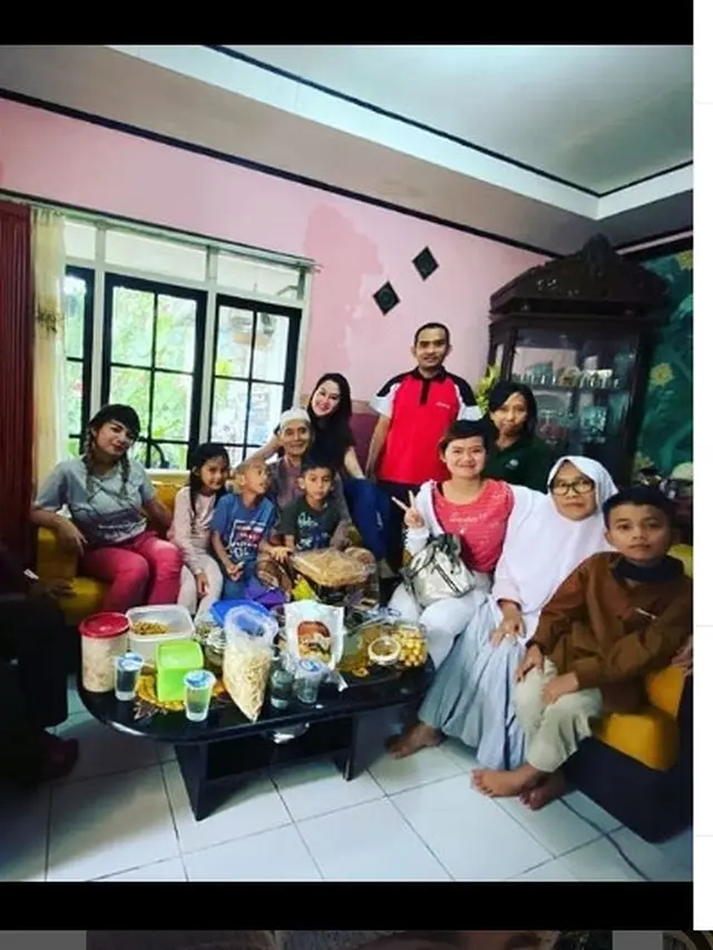 Potret Dinar Candy bersama adik laki-laki yang hilang setelah gempa Cianjur (Foto: Instagram tetenggiri)