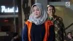 Bupati nonaktif Bekasi Neneng Hasanah Yasin usai menjalani pemeriksaan lanjutan di Gedung KPK, Jakarta, Jumat (8/2). Neneng diperiksa dalam kapasitasnya sebagai tersangka tekait kasus dugaan suap izin proyek pembangunan Meikarta. (Merdeka.com/Dwi Narwoko)