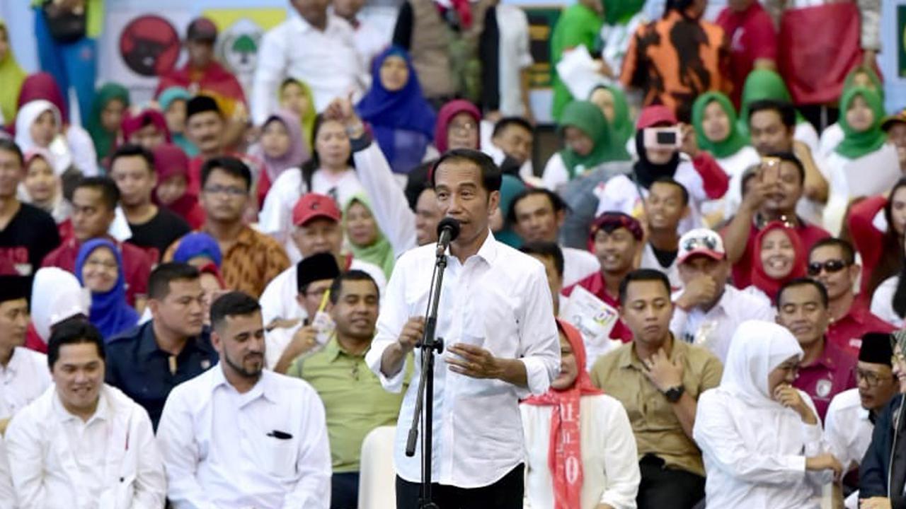 FOTO: Jokowi Tunjukkan Kartu Sakti Saat Kampanye di Probolinggo