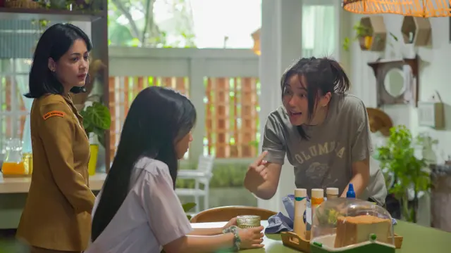 Bikin Satu Studio Menangis, Ini 3 Alasan Film Yang Lain Boleh Hilang Asal Kau Jangan Begitu Relate dengan Keluarga Indonesia