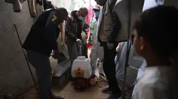 Ancaman serius dari serangan hama dan hewan pengerat (seperti tikus dan serangga) terjadi hampir setiap malam menyerang tenda-tenda pengungsi Palestina di Gaza. Tampak dalam foto, pengungsi Palestina menyiapkan cairan disinfektan untuk disemprotkan pada jalan setapak dan tenda-tenda untuk membasmi serangga dan hewan pengerat di kamp pengungsian Khan Yunis, Jalur Gaza Selatan pada Rabu 22 April 2026. (Bashar Taleb/AFP)
