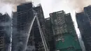 Kebakaran bermula terjadi pada sebuah kompleks residen besar di distrik Tai Po, Hong Kong, Wang Fuk Court, Pada Rabu (26/11/2025) sekitar pukul pukul 14.51 waktu setempat. Tampak dalam foto, petugas pemadam kebakaran berupaya memadamkan kebakaran yang terjadi di Wang Fuk Court, sebuah kompleks perumahan di distrik Tai Po, Wilayah Baru Hong Kong, Kamis 27 November 2025. (AP Photo/Chan Long Hei)