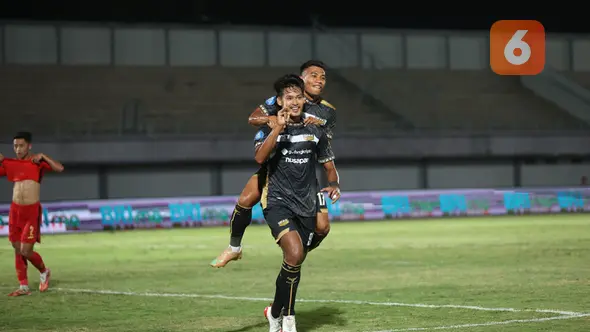 <p>Selebrasi pemain Dewa United, Septian Bagaskara bersama Ahmad Nufiandani setelah mencetak gol kedua timnya ke gawang Persija Jakarta pada laga pekan ke-10 BRI Liga 1 2023/2024 di Stadion Indomilk Arena, Tangerang, Jumat (25/8/2023). Dewa United menang 2-0 atas Persija Jakarta. Persija Jakarta kalah 0-2 dari Dewa United. (Bola.com/M Iqbal Ichsan)</p>