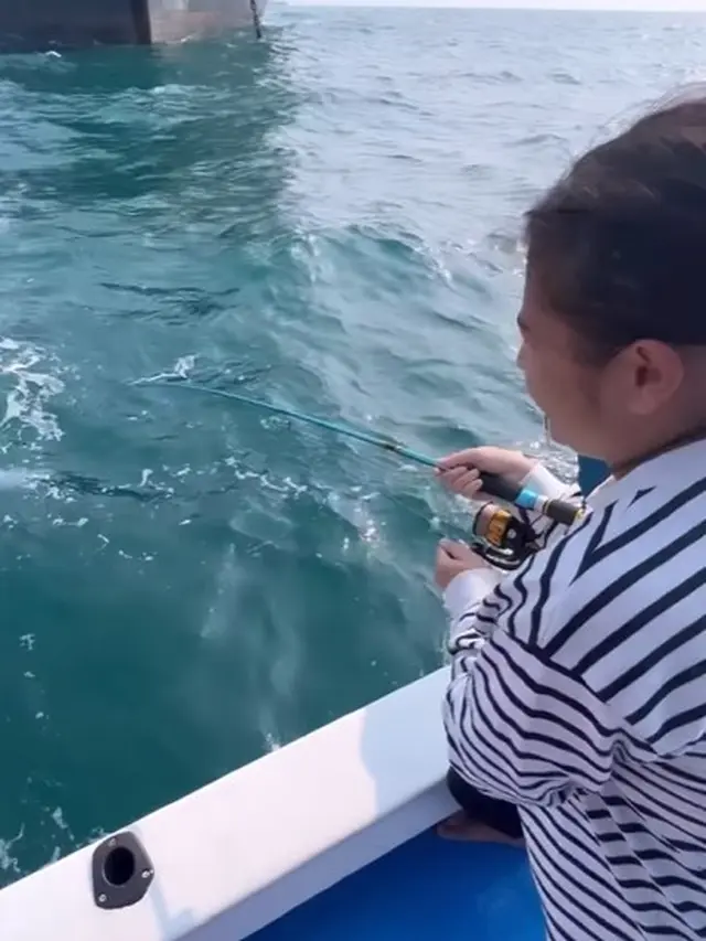 Prilly Latuconsina mancing ikan (Instagram/prillylatuconsina96)