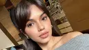 Jadi pemenang GADIS Sampul di usia 16 tahun, penampilan Carmela di usia 24 tahun ini bikin pangling. Seperti diketahui, bintang film Habibie & Ainun 3 ini lahir pada 26 Februari 2000. Terjun ke dunia seni peran, Carmela masuk jajaran artis muda jebolan GADIS Sampul yang sukses menjadi artis. Blasteran Indonesia – Belanda, Carmela Van der Kruk pancarkan pesona berbeda. (Liputan6.com/IG/@carmelavdkruk)