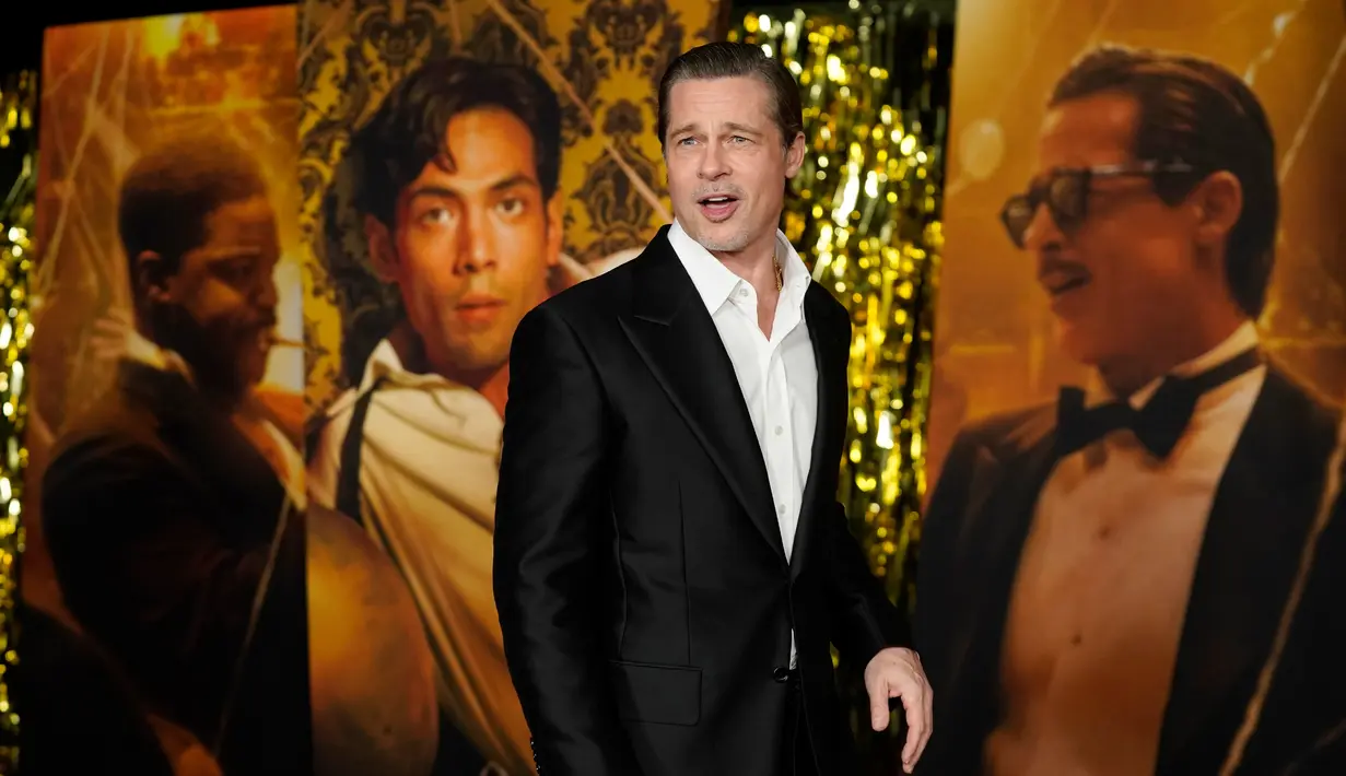 Brad Pitt tiba pada premiere film "Babylon" di Academy Museum of Motion Pictures, Los Angeles, Amerika Serikat, 15 Desember 2022. Peraih Academy Award itu tampil necis dalam balutan jas satin hitam dengan celana panjang yang serasi. (AP Photo/Chris Pizzello)