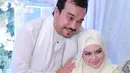 Coba lihat, kehadiran Siti Aafiyah tentunya semakin mewarnaik kehidupan Siti Nuhaliza dan suami. Terlihat senyuman semringah dan bahagia yang terpancar dari wajah pasangan suami istri ini. (Instagram/ctdk)