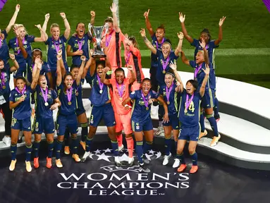 Para pemain Lyon mengangkat trofi juara usai mengalahkan Wolfsburg pada final Liga Champions Wanita di Stadion Anoeta, San Sebastian, Spanyol, Minggu (30/8/2020). Lyon meraih gelar juara Liga Champions Wanita usai mengalahkan Wolfsburg 3-1. (Sergo Perez/Pool via AP)