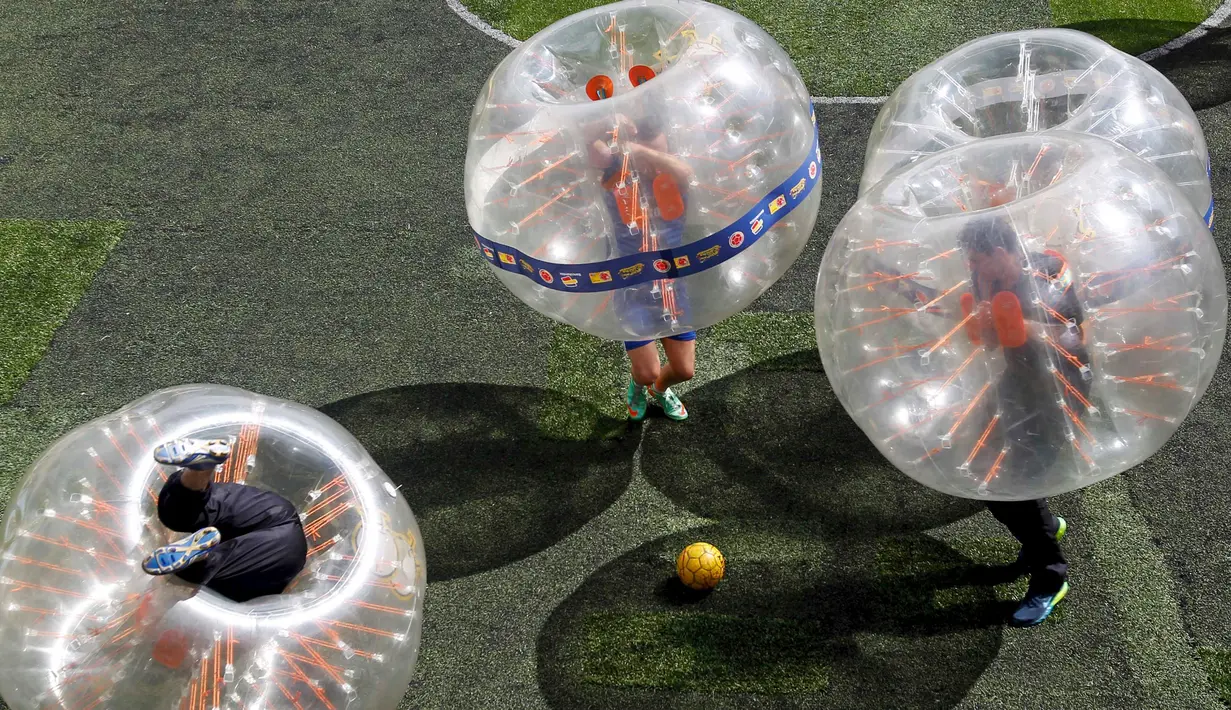 Sejumlah peserta antusias mengikuti turnamen sepakbola dengan mengenakan bola udara di badannya, Medellin, Kolombia, Sabtu (10/10/2015). Permainan ini dimainkan oleh lima orang di masing - masing tim. (REUTERS/Fredy Builes)