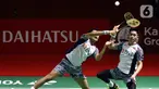 Pebulu tangkis ganda putra Indonesia, Fajar Alfian/Muhammad Rian Ardianto saat bertanding melawan Pramudya Kusumawardana/Yeremia Erich Yoche Yacob Rambitan pada babak 16 besar Indonesia Masters 2022 di Istora Senayan, Jakarta, Kamis (9/6/2022). Fajar/Rian unggul 16-21, 21-17, dan 21-13. (Liputan6.com/Helmi Fithriansyah)