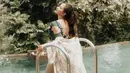 Tak hanya bersantai di pinggir kolam renang, Jessica Mila juga menikmati liburan santainya dengan berenang. Momen Jessica Mila hendak berenang ini berhasil bikin warganet terpesona. Tak ayal, foto Jessica Mila di pinggir kolam ini banjir like dan komentar dari netizen. (Liputan6.com/IG/@jscmila)