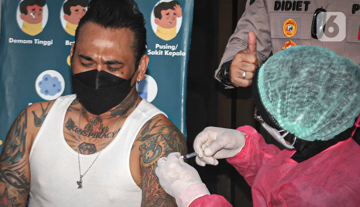 Musikus I Gede Ari Astina alias Jerinx menerima suntikan vaksin COVID-19 di Biddokkes Polda Metro Jakarta, Sabtu (15/8/2021). Jerinx mengaku telah berkonsultasi dan berdiskusi panjang dengan dokter ahli Virology sampai akhirnya memutuskan untuk menggunakan vaksin Sinovac (Liputan6.com/Faizal Fanani)