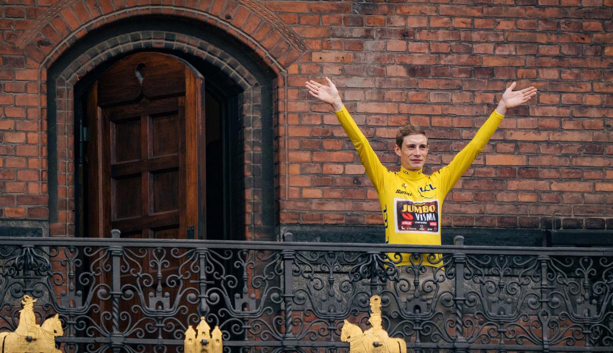 Pembalap tim Jumbo-Visma, Jonas Vingegaard menyapa para penggemar dari atas Balai Kota Kopenhagen, Denmark pada 27 Juli 2022, beberapa hari setelah menjuarai balapan sepeda Tour de France 2022 di Paris. (AFP/Ritzau Scanpix/Emil Helms)