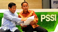 Mantan Ketua Umum PSSI, Agum Gumelar (kiri) didampingi R. Adang Ruchiatna Puradiredja (anggota Dewan Kehormatan PSSI) saat deklarasi pernyataan sikap, di kantor PSSI, Senayan, Jakarta, Kamis (25/6/2015).(Liputan6.com/Yoppy Renato)