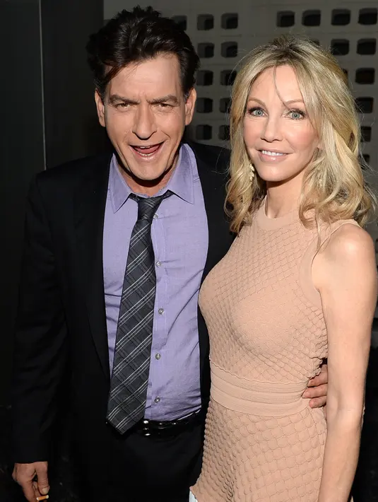 Charlie Sheen dan Heather Locklear saat akan menonton pemutaran perdana "Scary Movie 5" di Hollywood, AS. (11/4/2013). Dalam acara televisi Today yang disiarkan NBC pada Selasa (17/11/2015) Charlie Sheen mengaku mengidap HIV. (AFP Photo)