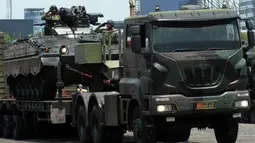 Berbagai alutsista milik TNI tampak terlihat di Silang Monas, Jakarta Pusat. Kendaraan tempur itu hadir untuk meramaikan gelaran HUT ke-78 TNI. (merdeka.com/Imam Buhori)