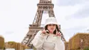 Setibanya di Paris, Fuji Utami langsung mengenakan outfit musim dingin dengan nuansa nude [@fuji_an]