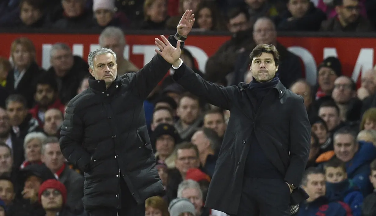 Aksi Pelatih Manchester United, Jose Mourinho dan Pelatih Tottenham Hotspur, Mauricio Pochettino (kanan) memberikan arahan kepada anak asuhnya pada lanjutan Premier League di Old Trafford, Manchester, (11/12/2016). (AFP/Oli Scarff)