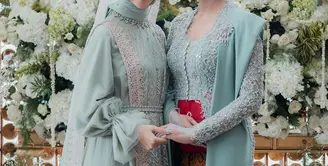 Poppy Bunga dan Glenca Chysara tampil senada dalam outfit hijau saat siraman [@renzilazuardi]