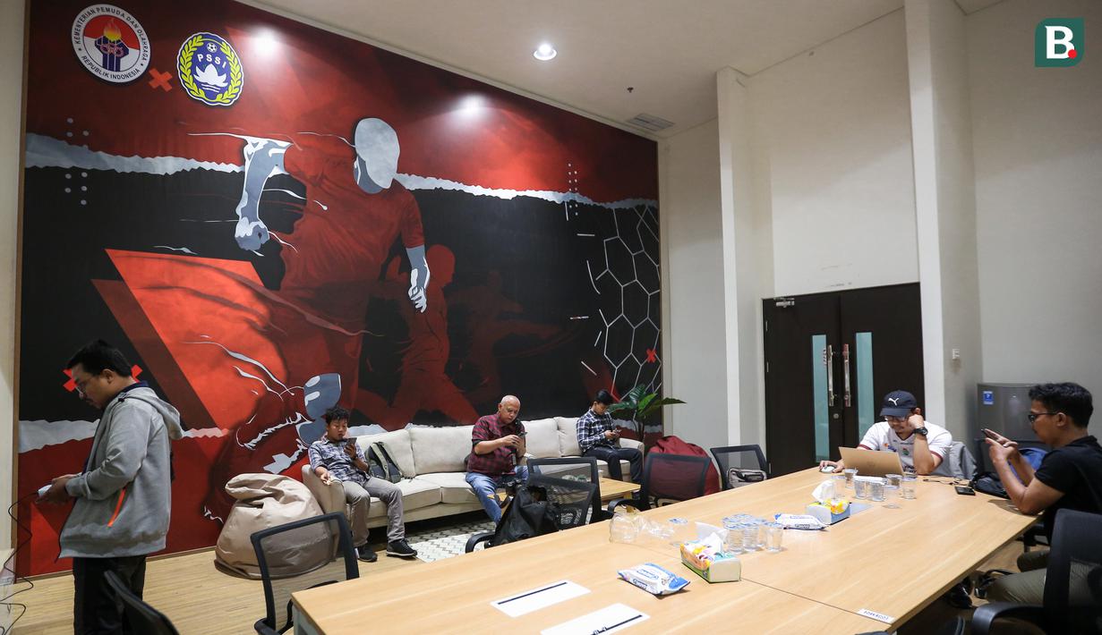 <p>Sejumlah wartawan sedang bekerja di dalam media center PSSI setelah&nbsp;Konferensi Pers Update FIFA Match Day dan Hal yang Lainnya di GBK Arena, Senayan, Jakarta, Jumat (10/03/2023). (Bola.com/Bagaskara Lazuardi)</p>