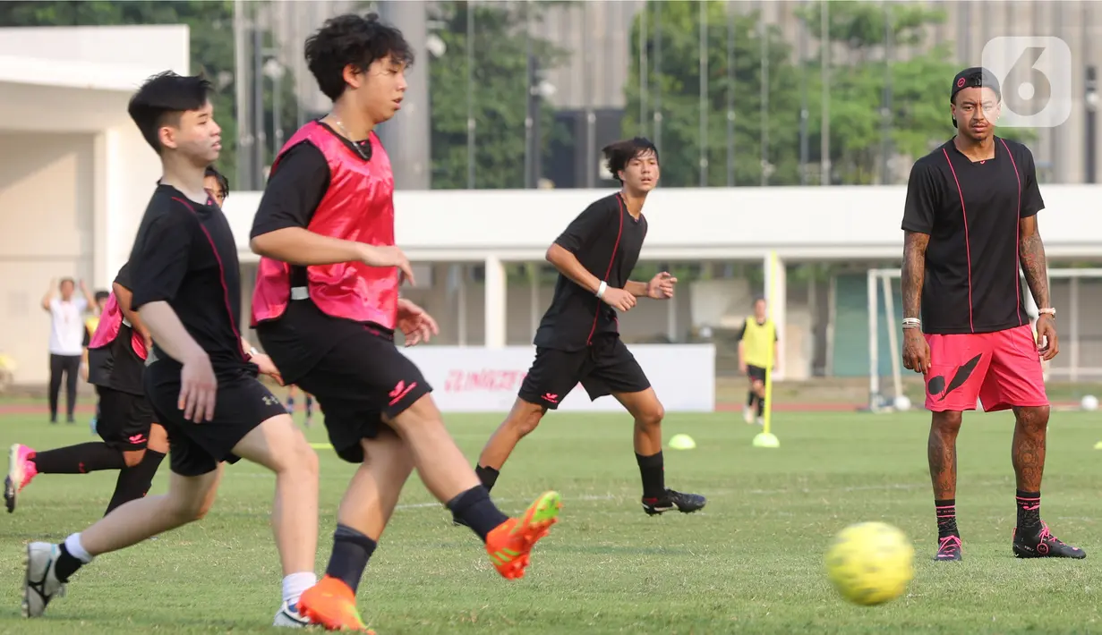 Dia mengakui bahwa postur tubuhnya memang tidak terlalu tinggi, yakni hanya 174 cm. Namun, dengan teknik itu dia akhirnya bisa lebih menonjol dari pemain lain. (Bola.com/M. Iqbal Ichsan)