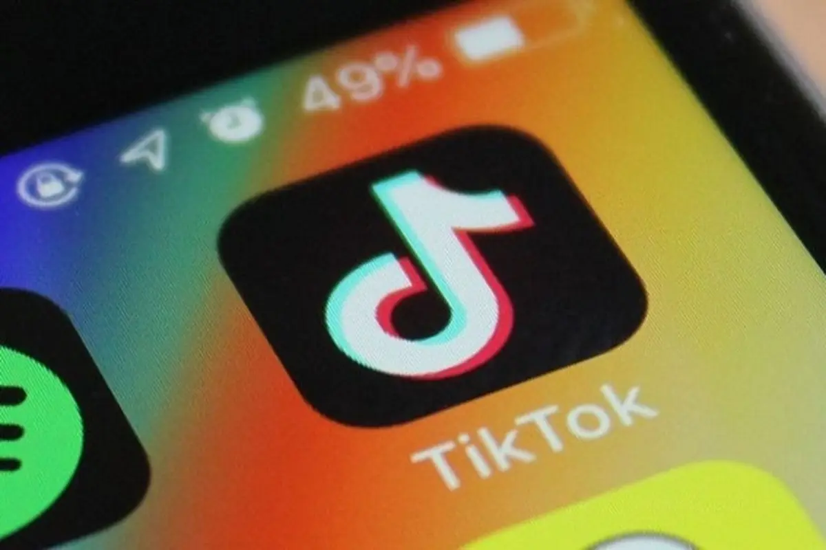 Main Tik Tok dan Selfie di Jam Kerja, Wanita Ini Lempar Handphone Karyawannya