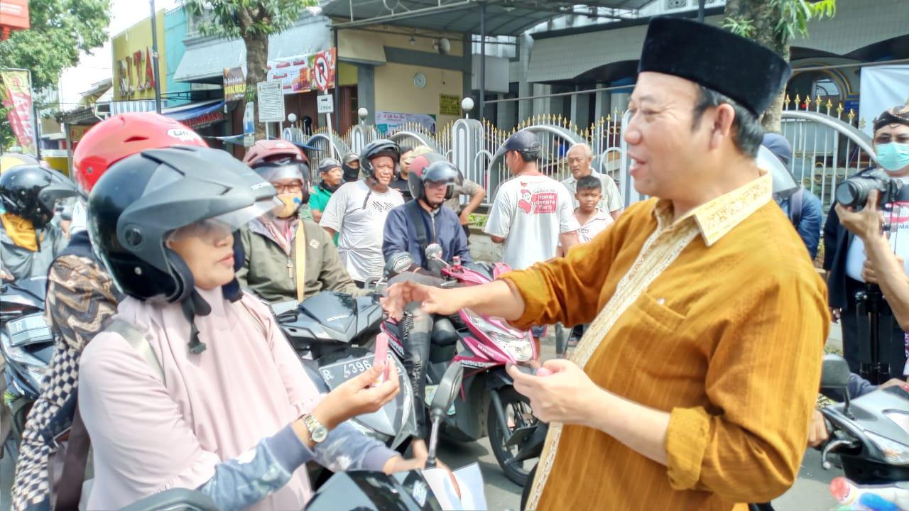 IAI Banyumas bersama Forkompina membagikan 1.000 hand sanitizer gratis untuk pengguna jalan, Purwokerto, 19 Maret 2020. (Liputan6.com/Galoeh Widura)