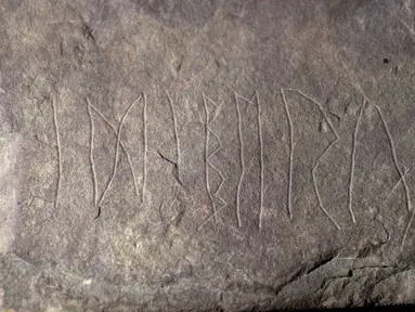Runestone yang ditemukan di Tyrifjorden, Norwegia, diperlihatkan di Museum Sejarah Budaya di Oslo, pada 12 Januari 2023. Para arkeolog dari Museum Sejarah Kebudayaan di Oslo pada Selasa, 17 Januari 2023, mengatakan mereka menemukan batu bertuliskan alfabet rune yang mereka klaim sebagai yang tertua di dunia. (Javad Parsa/NTB Scanpix via AP)