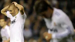 Raut penyesalan dari striker Real Madrid Karim Benzema seusai ditahan imbang 0-0 Deportivo La Coruna dalam laga lanjutan La Liga di Estadio Riazor pada 26 Februari 2011. AFP PHOTO/MIGUEL RIOPA