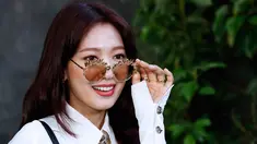 Aktris Korea Selatan, Park Shin Hye berpose pada sesi pemotretan sebelum fashion show Chanel 2018 S/S Collection di Paris Fashion Week, Selasa (3/10). Aktris kelahiran 1990 ini kembali muncul dengan rambut ungu kemerahan. (FRANCOIS GUILLOT/AFP)
