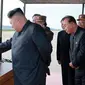 Pemimpin Korea Utara, Kim Jong-Un mengawasi langsung uji coba peluncuran rudal balistik Hwasong-12 di lokasi yang tak diketahui pada foto yang dirilis Sabtu (16/9). Kim Jong-Un bersumpah akan menyempurnakan kekuatan nuklir negaranya. (KCNA/KNS via AP)