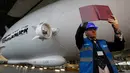 Seorang pria berselfie dengan latar belakang Airlander 10 saat peluncuran media di Cardington Airfield, Bedfordshire, Senin (21/3). Pesawat dengan panjang 90 meter ini mempunyai lambung besar yang bisa dimasuki sebuah pesawat komersial (ADRIAN DENNIS/AFP)