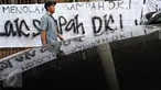 Warga melintas depan spanduk penolakan sampah DKI Jakarta di Jalan Raya Narogong, Bogor Timur, Jawa Barat, Rabu (4/11/2015). Ormas bersama warga menyatakan akan tetap menolak truk sampah yang melintas di kawasan tersebut. (Liputan6.com/Immanuel Antonius)