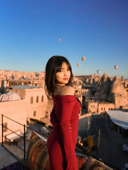 Lihat cantiknya Fuji yang memesona dibalut dress merah panjang dengan bahu asimetris. [Foto: Instagram/fuji_an]