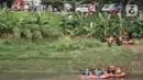 Petugas SAR gabungan menyisir aliran kanal saat pencarian korban tenggelam di Kanal Banjir Timur, Duren Sawit, Jakarta Timur, Selasa (2/11/2021). Sebelumnya ABP tenggelam dan hanyut terbawa arus saat bermain di saluran air saat hujan deras pada Senin (1/11) siang. (merdeka.com/Iqbal S. Nugroho)