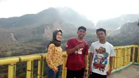 Tiga pengunjung asal Garut, menikmati sensasi pemadangan alam indah di atas ketinggian fasilitas menara pandang 2 Papandayan, Garut, Jawa Barat (Liputan6.com/Jayadi Supriadin)